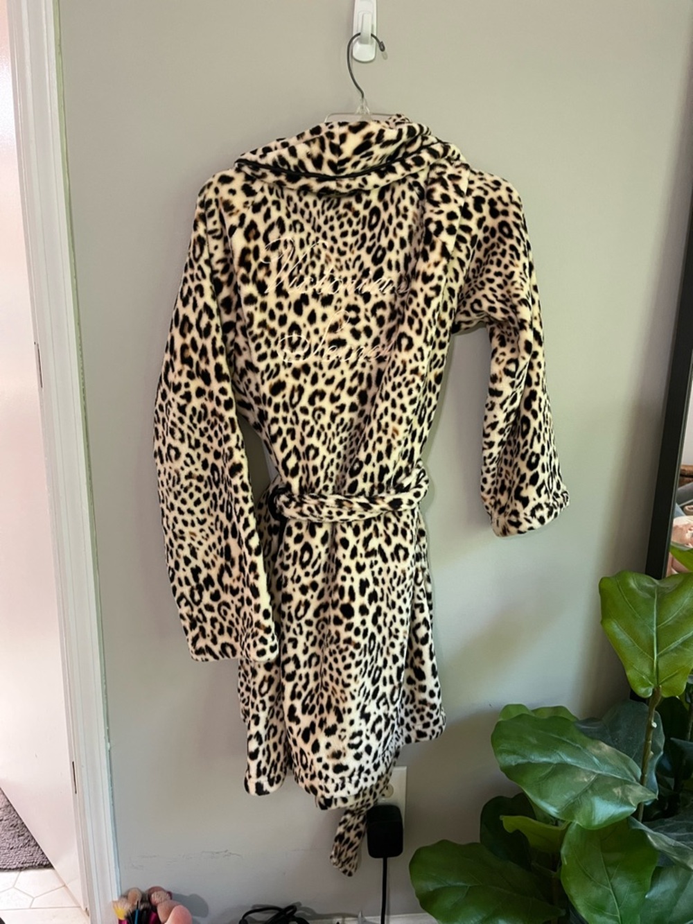 Victoria’s Secret leopard Print Plush Robe size medium m/l - Picture 4 of 5
